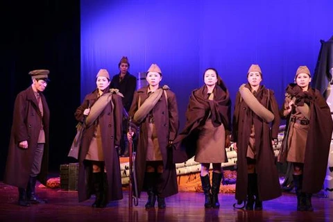 越南军队歌舞剧院艺术代表团还表演俄罗斯《回到安静的黎明之地》戏剧