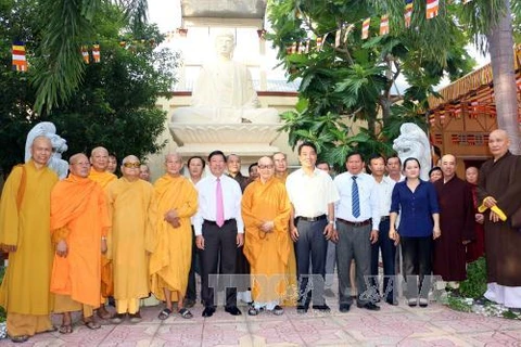 永隆省领导向越南佛教协会理事会永隆省分会致以节日祝福