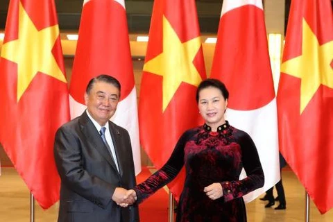 越南国会主席阮氏金银（右）与日本国会众议院议长大岛理森握手。（图片来源：越通社）