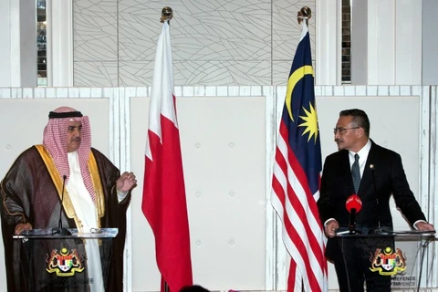 马来西亚国防部长兼总理府特别事务部长希山慕丁（右）与巴林外交部长哈立德。