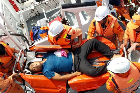 第三区航海搜寻救难协调中心的救援人员将病人送回陆地（图片来源：http://hoangsa.net）