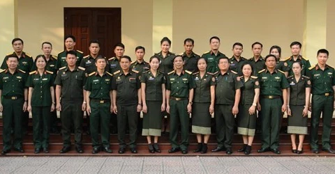 越南中央军委-国防部办公厅副主任阮春议少将与培训班学员合影留念。