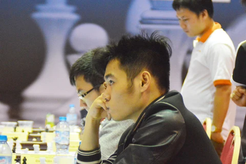 越南棋手陈俊明在比赛中。