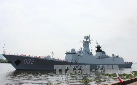 “荆州”532号导弹护卫舰。