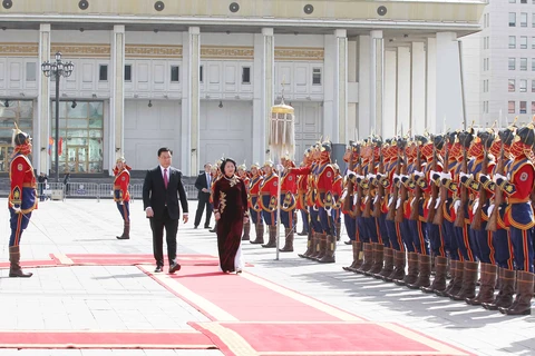 越南国家副主席邓氏玉盛和蒙古国总理扎尔格勒图勒嘎·额尔登巴特检阅仪仗队。（图片来源：越通社）