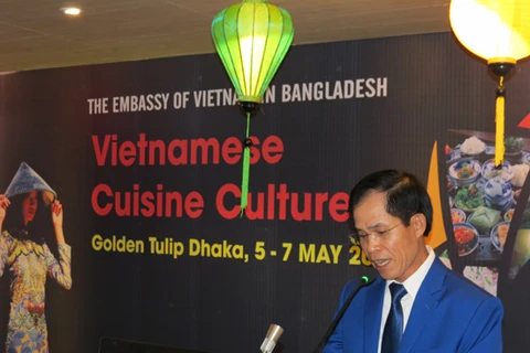 越南驻孟加拉国大使陈文科在该活动开幕式上发表讲话。