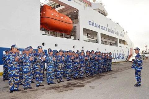 越南海警8004号船成员们准备出发。（图片来源：因特网）