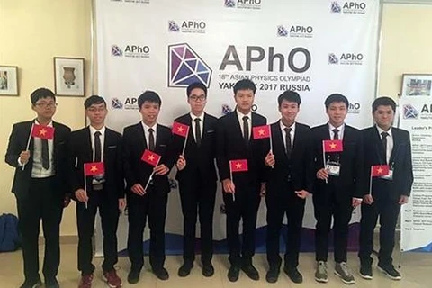 参加竞赛的越南8名学生。