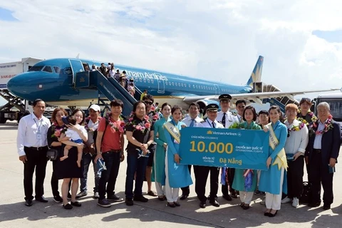 越南航空总公司5月10日在岘港国际机场举行仪式，迎来第1万个国际航班。