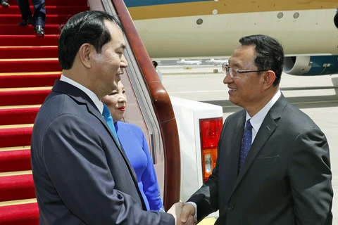 中国文化部部长雒树刚（右）迎接越南国家主席陈大光（左）。（图片来源：越通社）