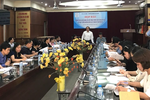 越南劳动荣军社会部代表在新闻发布会上发表讲话。