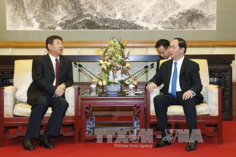 国家主席陈大光（右）会见中国铁道建筑总公司董事长孟凤朝。（图片来源：越通社）