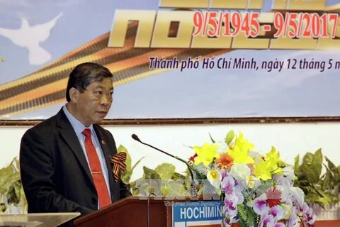 胡志明市越俄友好协会主席黄明仁在仪式上发表讲话。（图片来源：越通社）