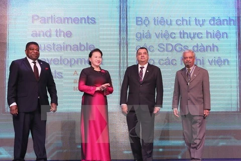 越南国会主席阮氏金银（女）与各位代表出席发布仪式。