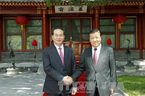 国家主席陈大光（左）会见中共中央政治局常委、中央书记处书记刘云山。（图片来源：越通社）