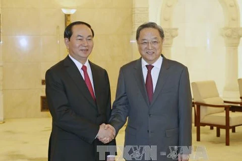 国家主席陈大光（左）会见中国全国政协主席俞正声。（图片来源：越通社）