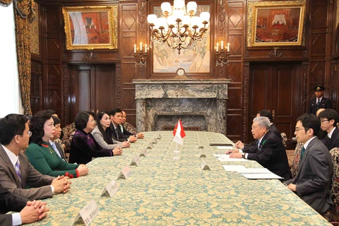 越南国家副主席邓氏玉盛会见日本参议院议长伊达忠一。（图片来源：越通社）