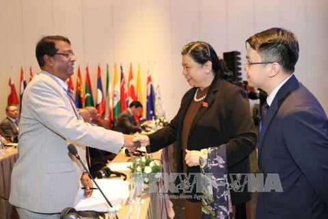 越南国会副主席丛氏放女士与与会代表握手