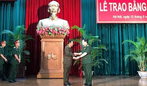 吴春历大将向宁帕大将授予博士学位证书。