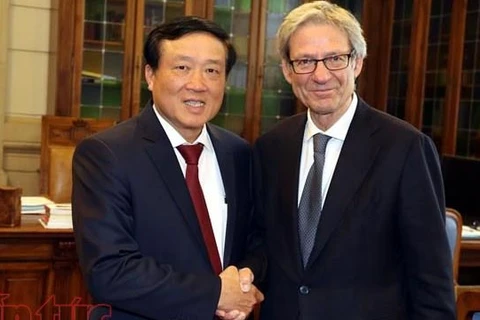 越南最高人民法院院长阮和平（左）与意大利最高法院乔瓦尼•参济奥