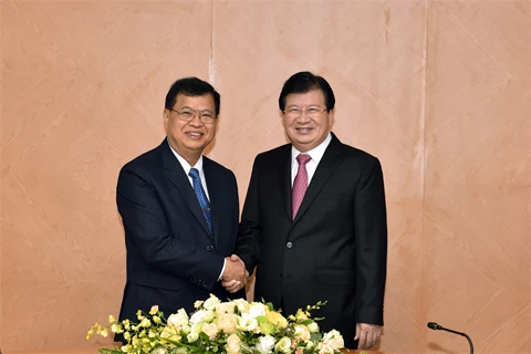 越南政府副总理郑廷勇（右）与老挝国会副主席宋潘·平坎米