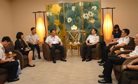 越共中央委员、越南人民海军司令范淮南海军少将会见新加坡海军总长黎忠汉