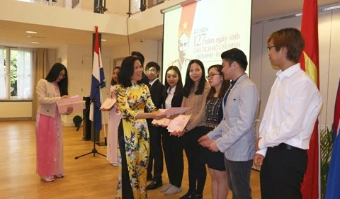 吴氏和大使向取得优异成绩的留学生授予奖状。