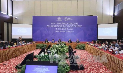 2017 APEC会议: 通过关于数字纪元中人力资源开发高级别政策对话的联合声明