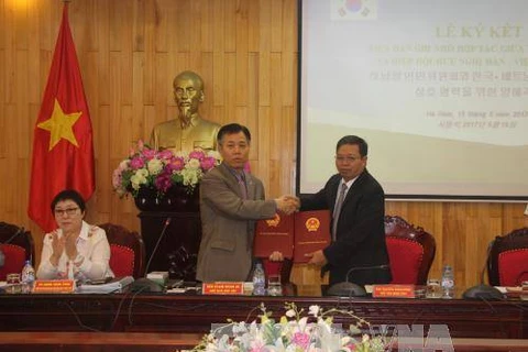 河南省人民委员会主席阮春东（图右）与韩越友好协会主席金京武（图左）