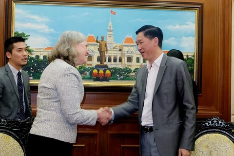 胡志明市人民委员会副主席陈永线（右）会见来访的美国商务部副助理部长黛安娜•法雷尔(左)。（图片来源:thesaigontimes.vn)