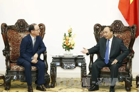 越南政府总理阮春福会见越南三星有限公司总经理韩明燮。
