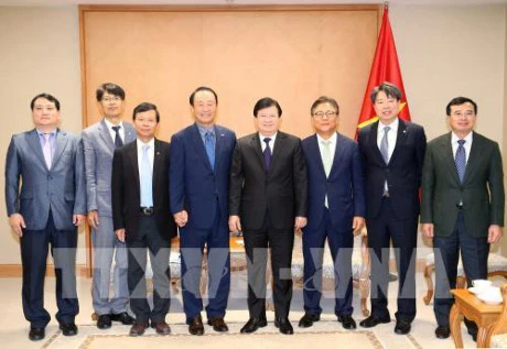越南政府副总理郑廷勇（中间）会见韩国南方电力公司代表团