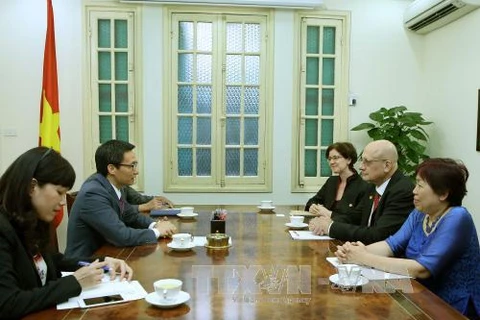 武德儋副总理（左）会见联合国艾滋病规划署亚太地区办事处负责人（图片来源：越通社） 