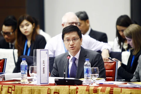 附图：出席APEC第二次高官会的越南代表。（图片来源：越通社）
