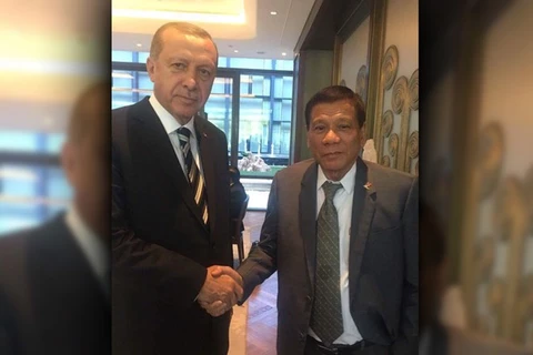 菲律宾总统罗德里戈·杜特尔特（右）与土耳其总统雷杰普·塔伊普·埃尔多安