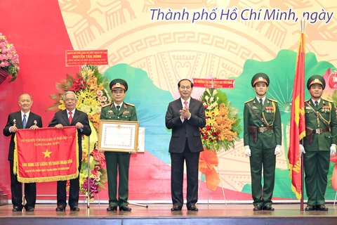 越南国家主席陈大光向越共南方局统一机要委员会授予人民武装力量英雄称号。（图片来源：越通社）