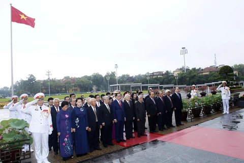 越南党和国家领导人拜谒胡志明主席陵墓