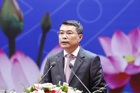 越南国家银行行长黎明兴在会上发表讲话。（图片来源：越通社）
