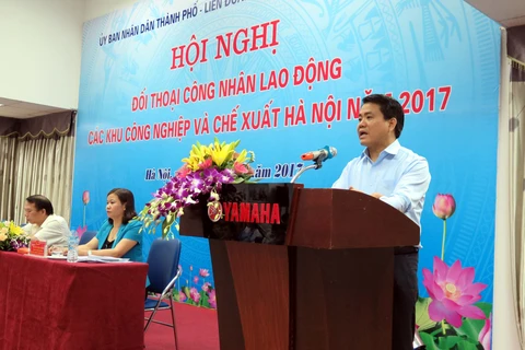 河内市人民委员会主席阮德钟在对话会上发表讲话。
