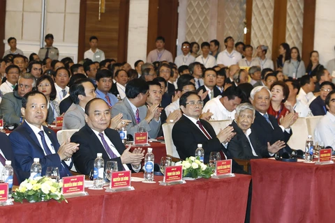 越南政府总理阮春福和各中央部委及行业领导莅临清化省调研。（图片来源：越通社）
