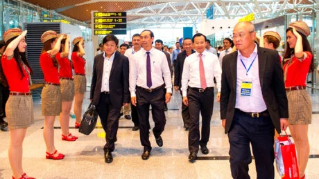 参加岘港市至首尔市直达航线开通仪式的各位代表。