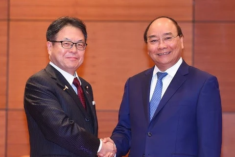 越南政府总理阮春福（右）与日本经济产业大臣世耕弘成​（左）。