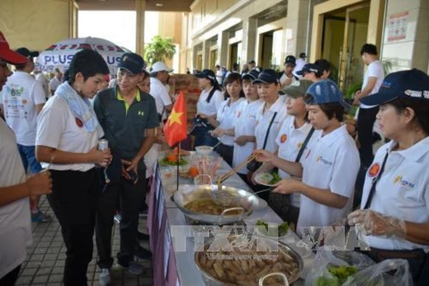 各位代表参观越南饮食展位。