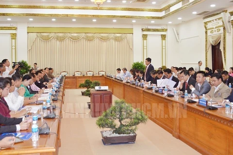 胡志明市领导与老挝中部三省领导就越老建交55周年纪念活动举行计划进行讨论。（图片来源：hcmcpv.org.vn）