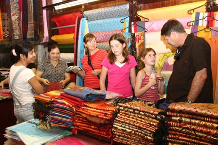 万福丝绸颇受外国朋友欢迎。