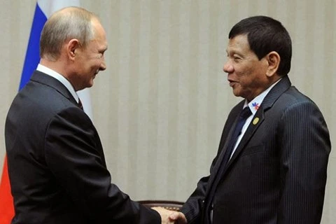 资料图：菲总统杜特尔特（右）与俄总统普京在2016年APEC会议期间举行会晤。