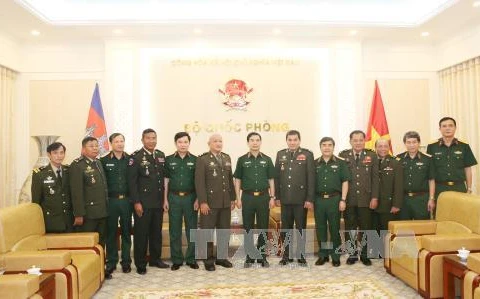 越南人民军总参谋长潘文江中将与柬埔寨王国国防部国务秘书代表团。