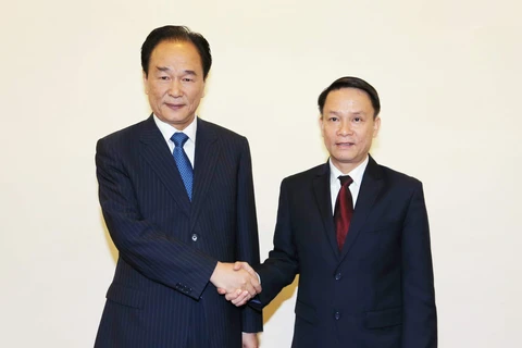 越通社社长阮德利（右）与新华社社长蔡名照。