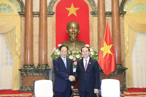 越南国家主席陈大光（右）会见新华社社长蔡名照。（图片来源：越通社）