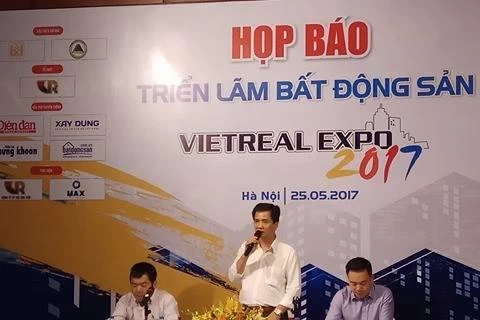 越南房地产中介协会秘书长阮文订在新闻发布会上发表讲话。（图片来源：越通社）